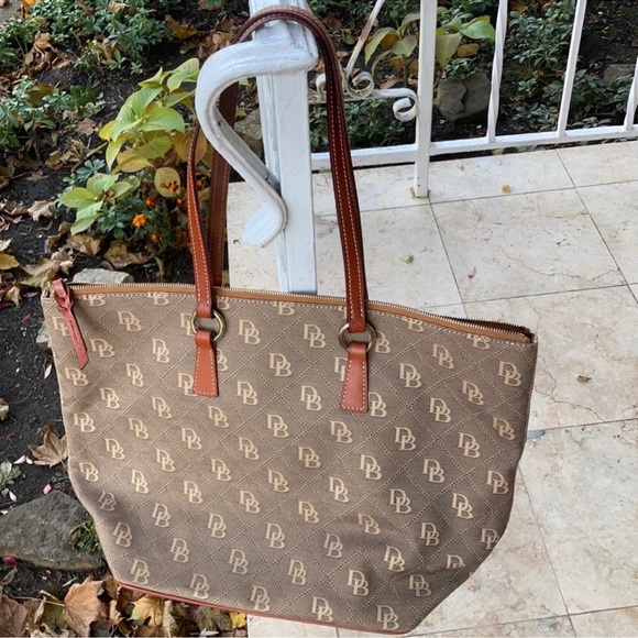 Beautiful & classic dooney bourke tote bag red interior - Picture 1 of 4